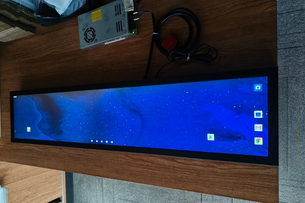 輸送システムにおける37.7インチの伸縮バーディスプレイのアプリケーションの利点